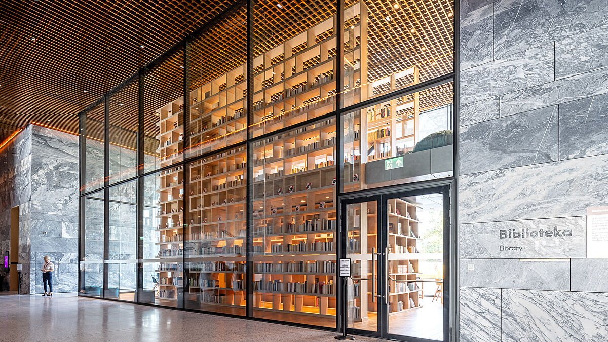 Das Museum beherbergt nicht nur Räume für Dauer- und Wechselausstellungen, sondern auch eine spezialisierte Fachbibliothek, ein stilvolles Restaurant und mehrere modern ausgestattete Konferenzräume. 