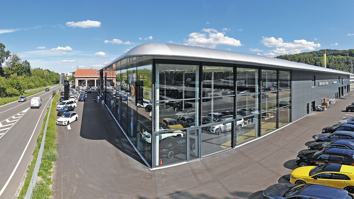 Grosse Glasfelder und filigrane Profile prägen die Fassade des neu erstellten Mercedes-Verkaufsraums Kestenholz.