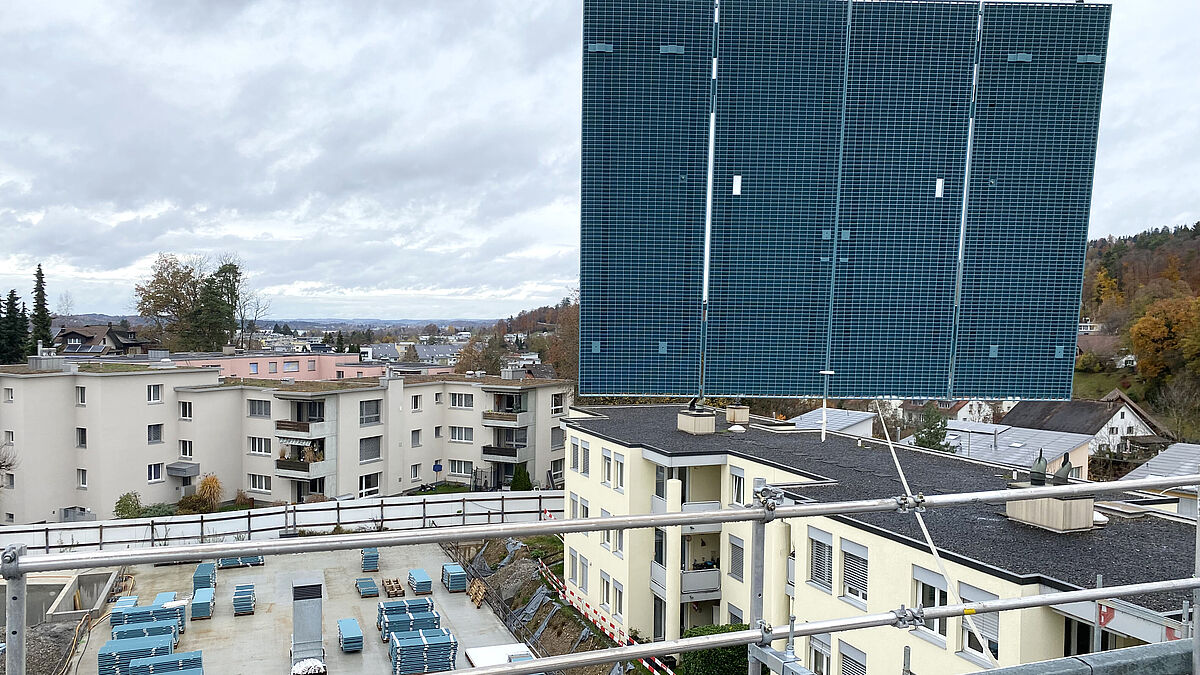 Des éléments préfabriqués installés grâce à une grue.