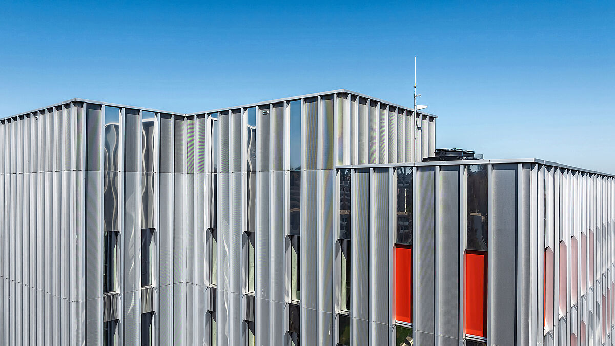 Gebäudefassade des Bâtiment Police (BATPOL) in Freiburg.