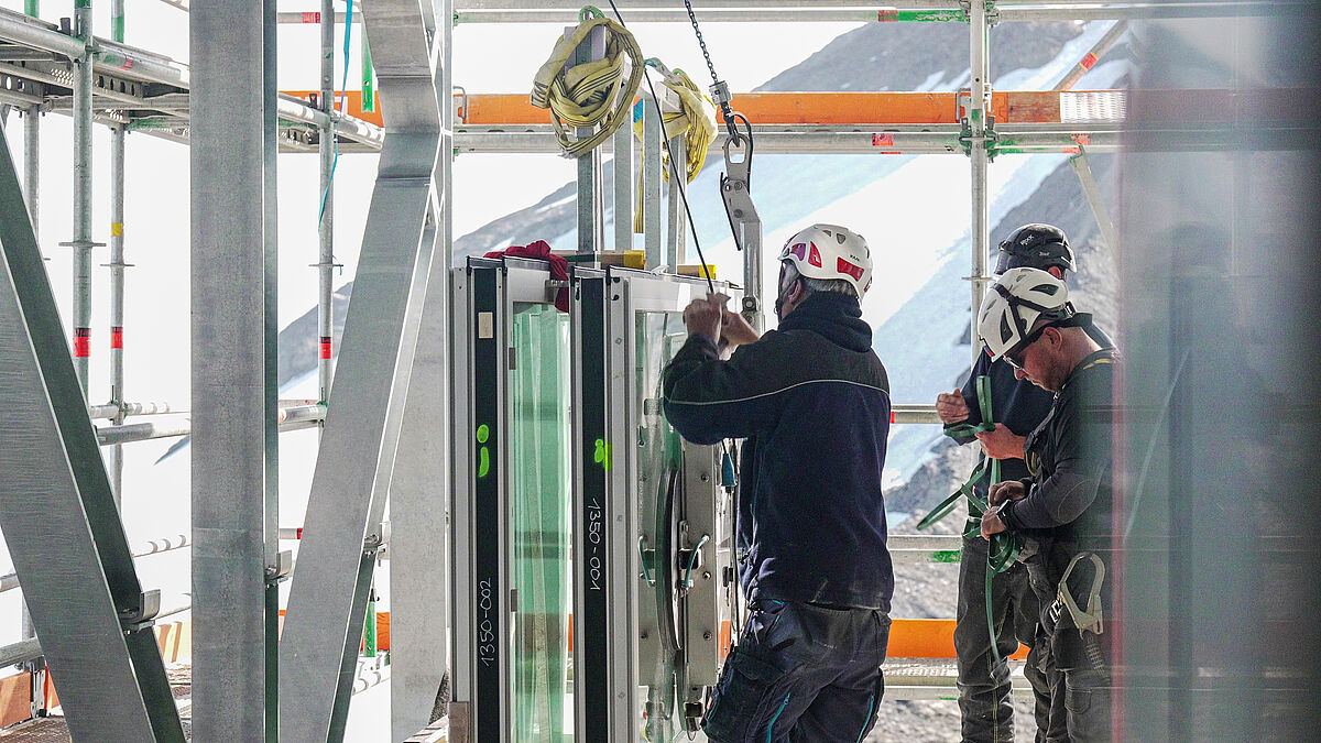 Vertikaltransport der fertig verglasten Elemente auf der hochalpinen Baustelle. Bild Aepli