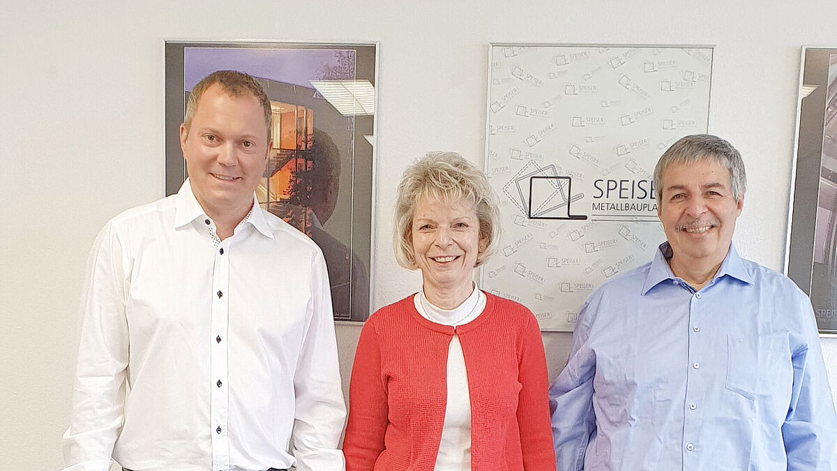 Zufriedene Gesichter – von links: Andreas Lüthi, Borm-Informatik AG, Brigitte und Kurt Speiser, Inhaber Speiser Metallbauplanungen GmbH, Thun.