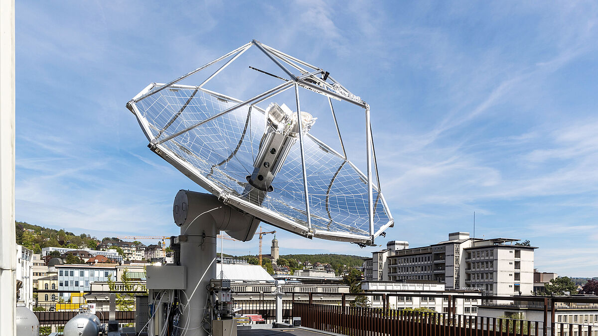 Le miroir parabolique mobile présente un diamètre de 2 m. En dessous, la massive plate-forme porteuse en acier.