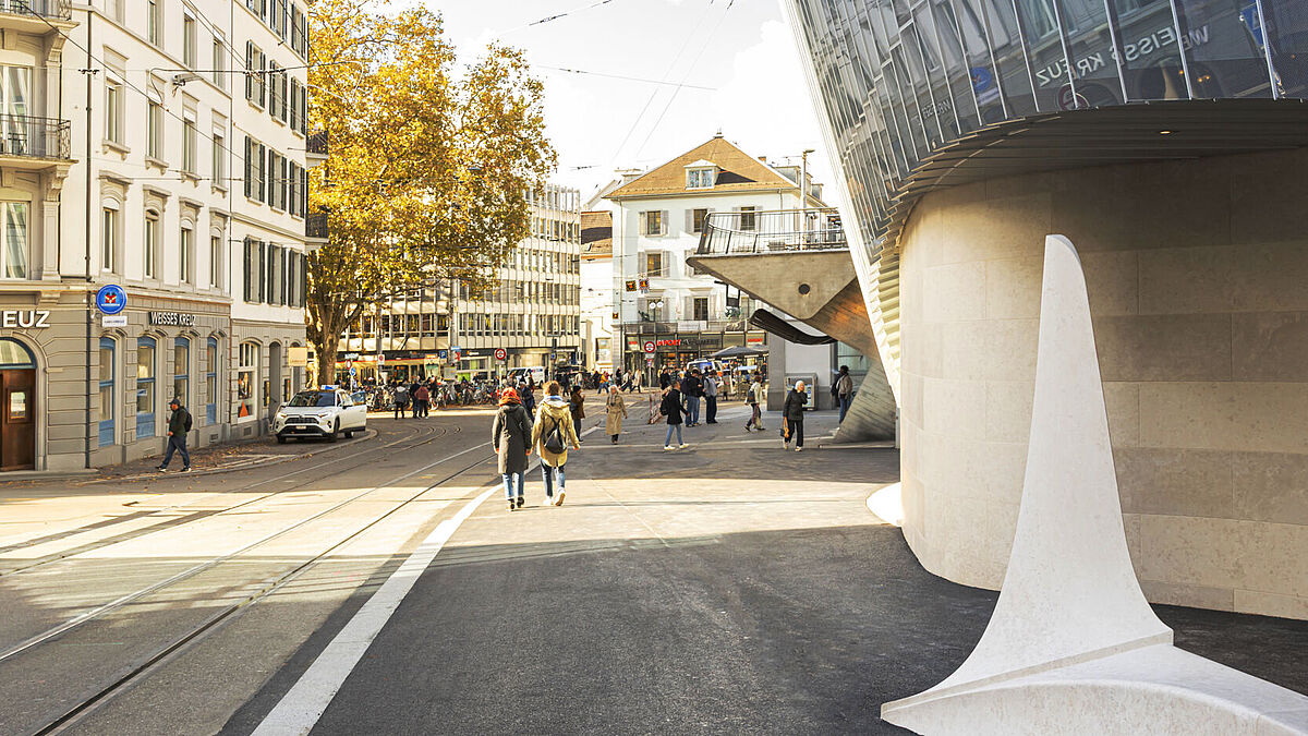Charakteristisch für die Fassade sind geschuppte Glasbänder und regelmässig angeordnete Pfosten, die das gesamte Gebäude umhüllen.