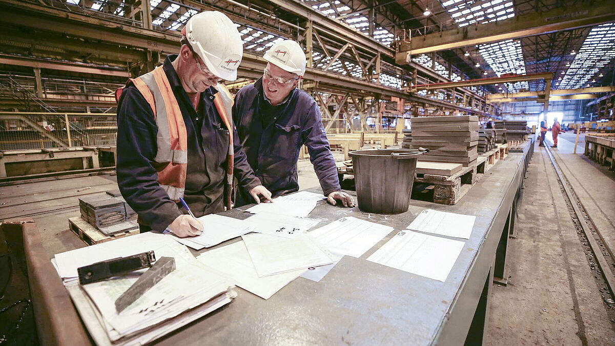 Mitarbeiter bei der Überprüfung von Fertigungszeichnungen. Bild: Cleveland Bridge