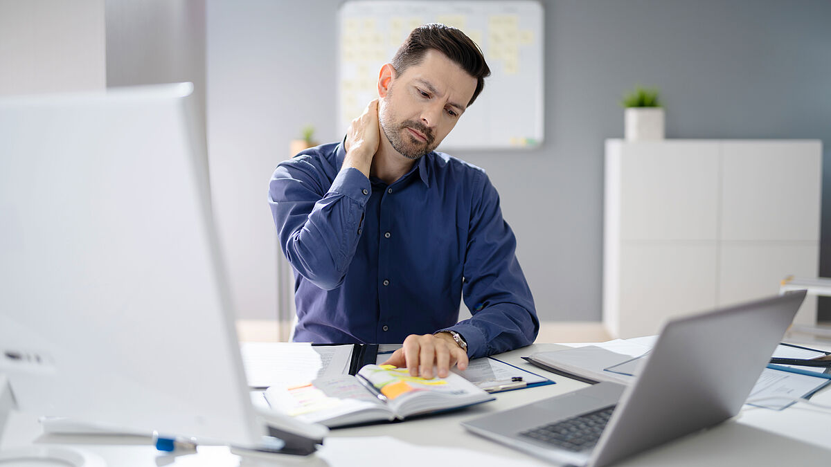 Für Mitarbeitende, die täglich mehrere Stunden am Bürotisch verbringen, spielen ergonomische Infrastrukturen eine zentrale Rolle.