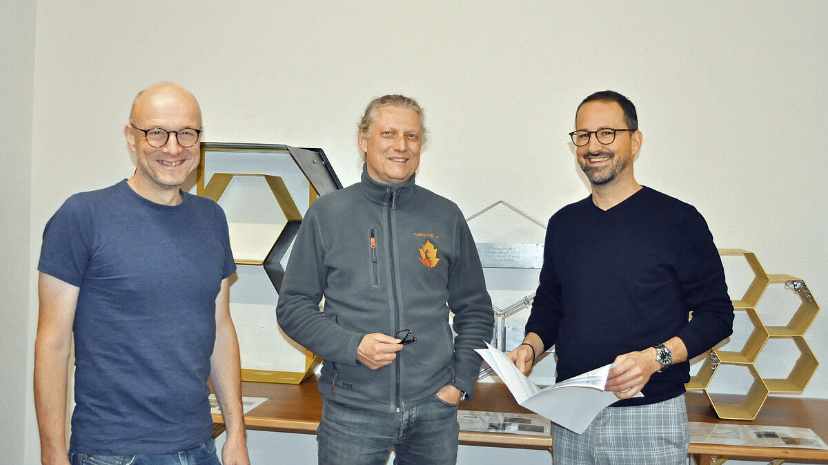 Links Stefan Kyburz, rechts Marco Bucher, beide Berufsschullehrer Fachunterricht Metallbau, zeigen sich – zusammen mit Marco Sacchi vom Verein Naturnetz – zufrieden mit den Resultaten der bestens gelungenen Projektarbeiten.