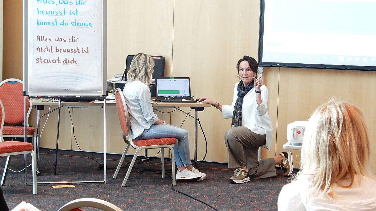 Auf sein Befinden achten: individuelle Stressmessung im Resilienz-Workshop.