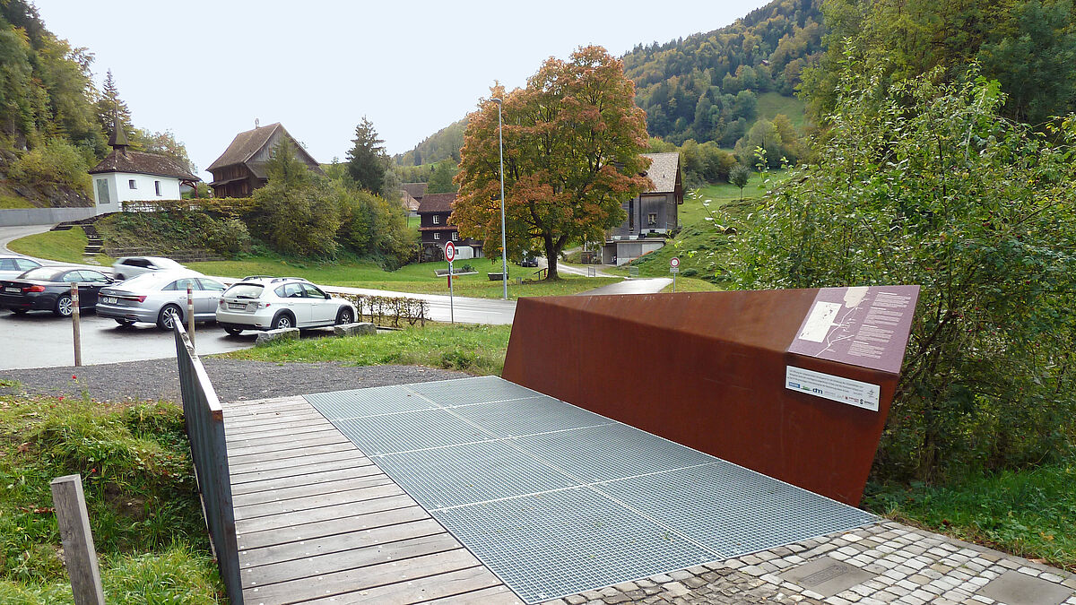 L’acier Corten corrodé, les caillebotis galvanisés et le bois sont les éléments marquants du pont du « Morgartenpass ». 