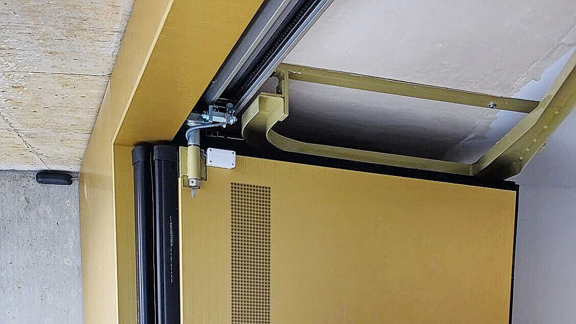Das schwellenlose Tor im offenen Zustand. Im Bereich der Trag- und Führungsrollen waren entsprechende Ausschnitte in den Verkleidungsblechen erforderlich.