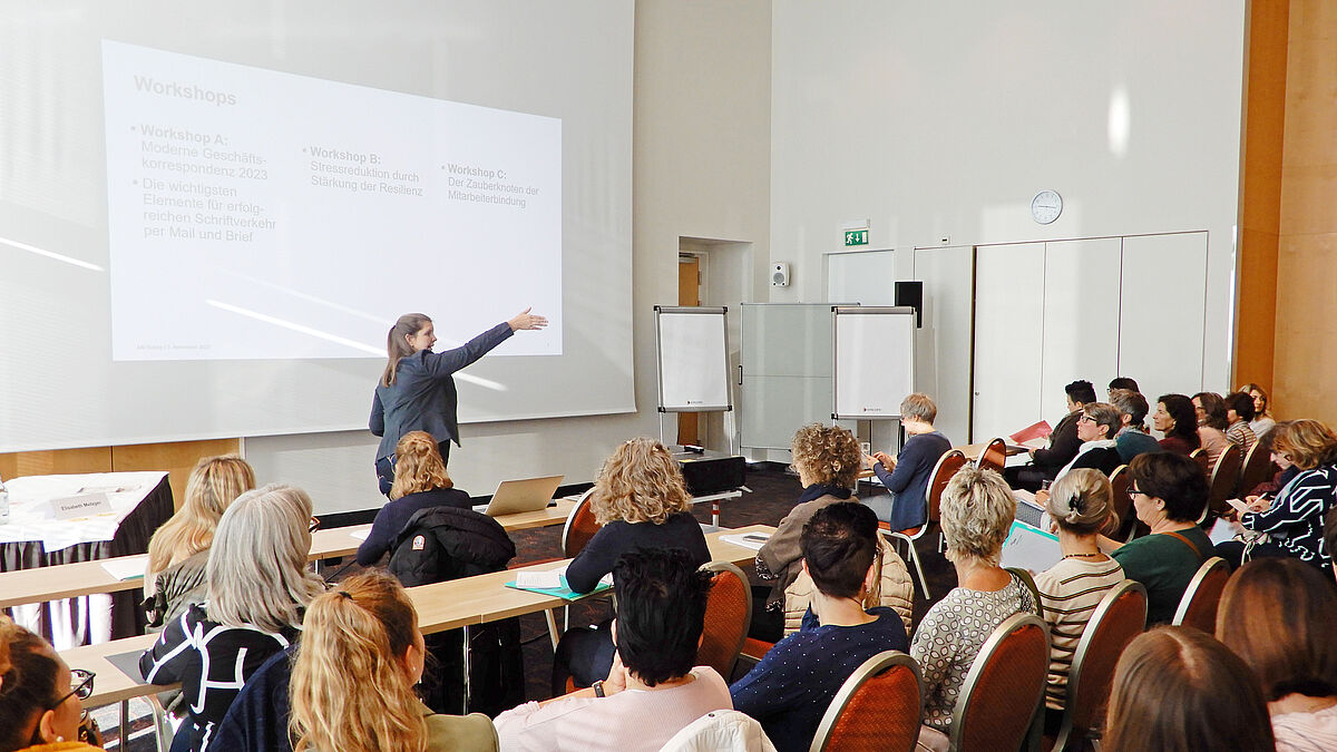 Cyrine Zeder begrüsst die fast 50 Teilnehmerinnen am Morgen vor den Workshops.