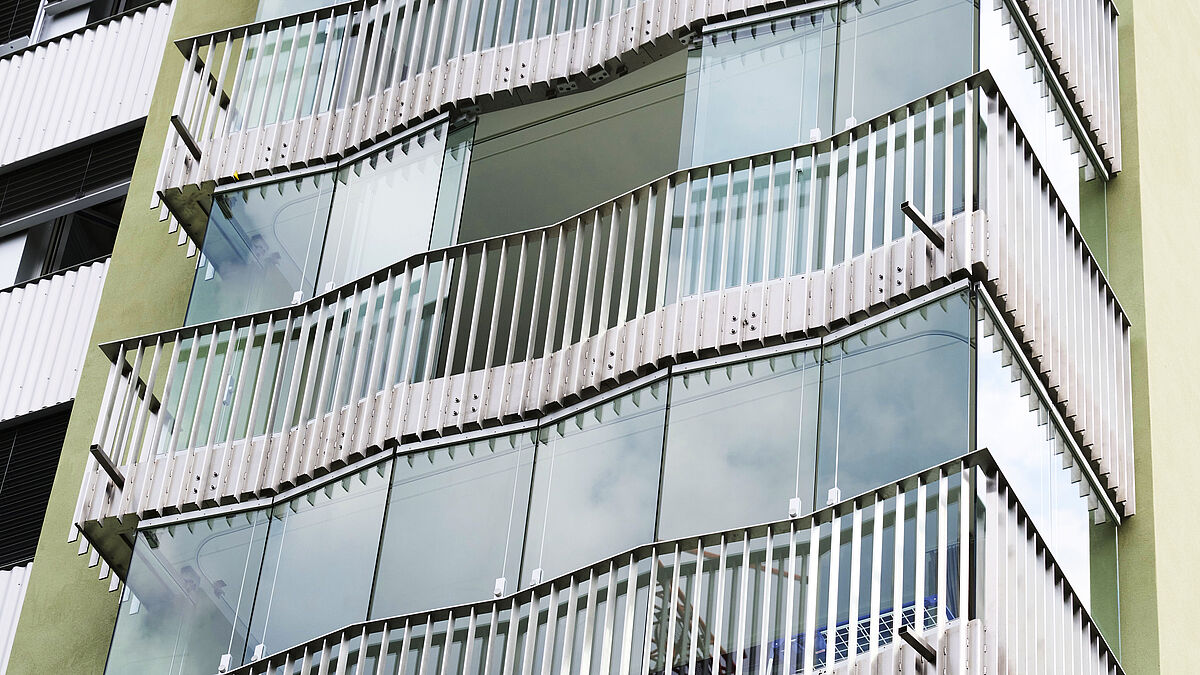 Les façades à facettes associées aux vitrages tournants sont uniques en leur genre.