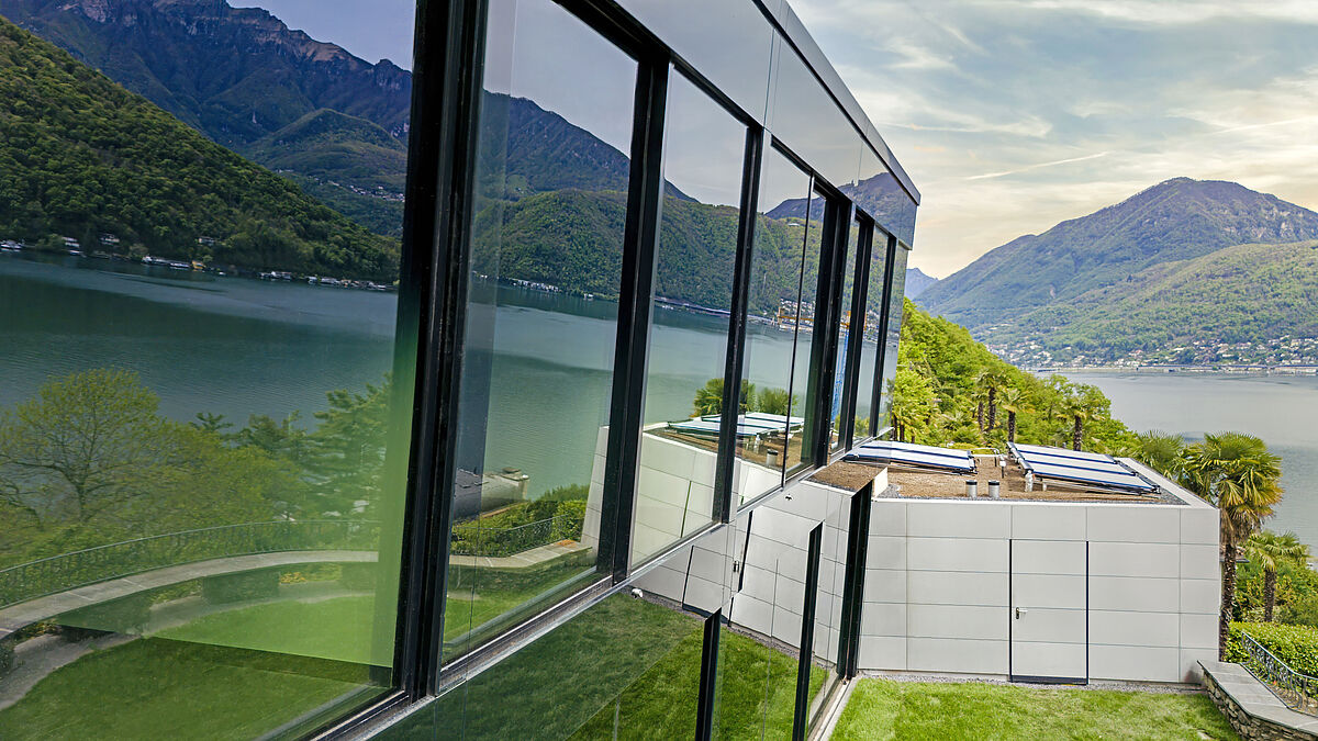 Fassade und Dach der Villa sind mit einer Neigung von 5 Grad ausgeführt.