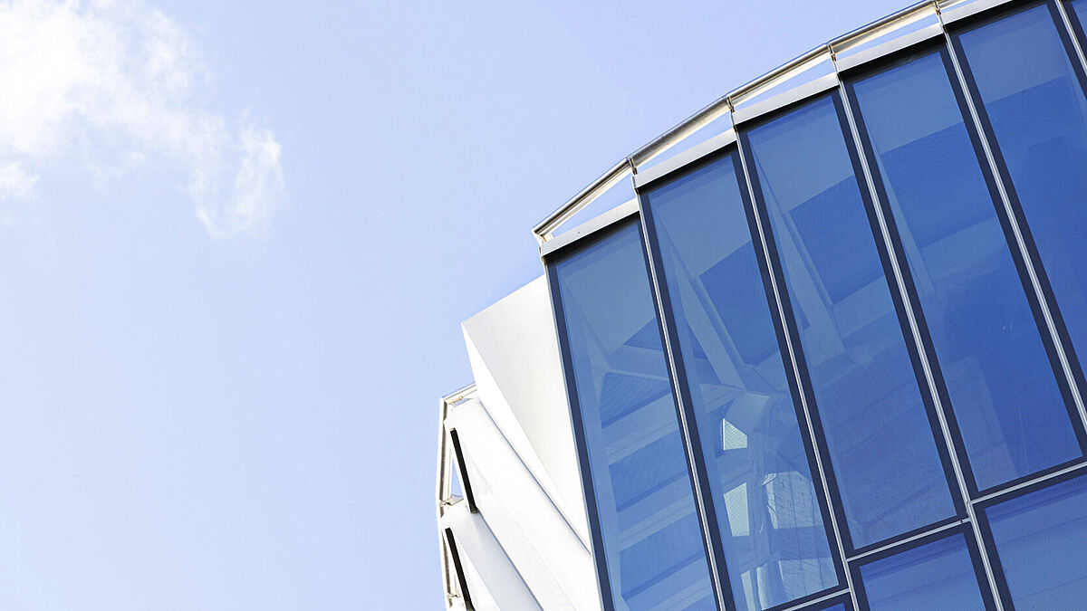 Die komplexe Geometrie erforderte eine individuelle Fertigung von 1730 vertikalen Pfosten . 