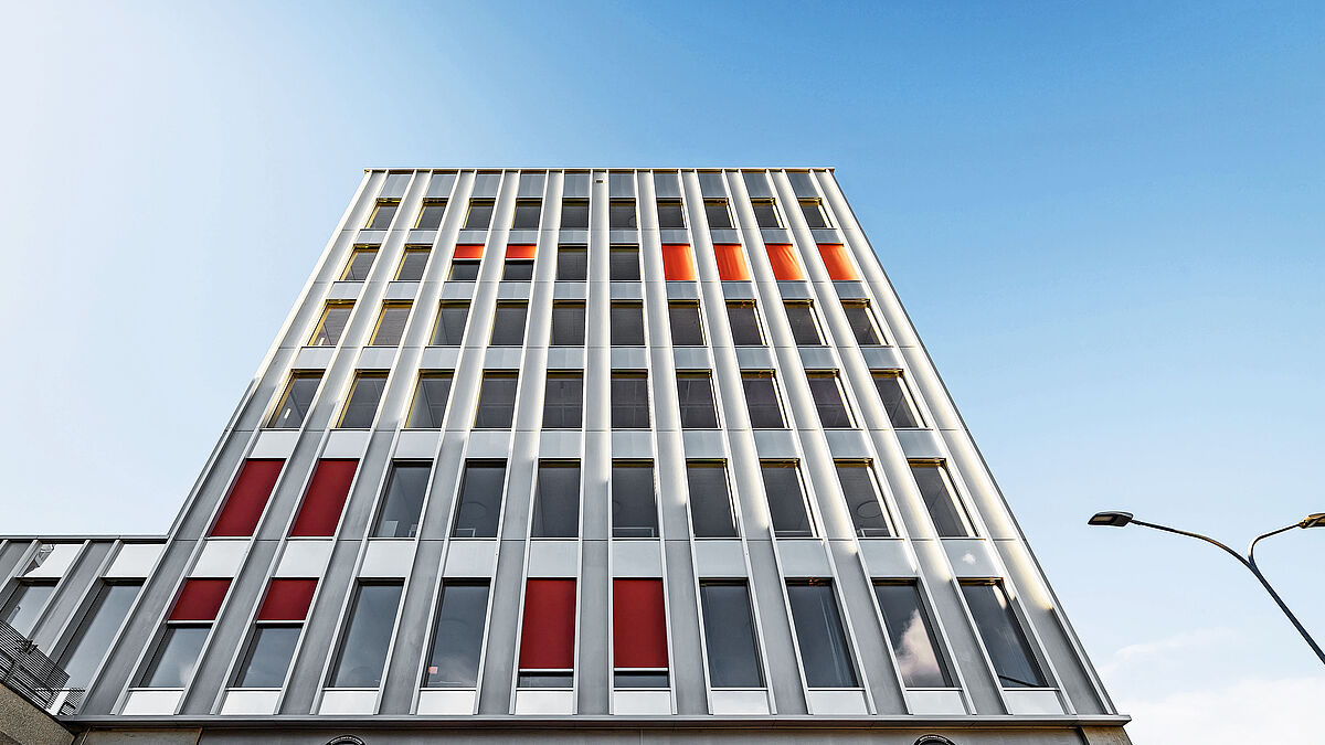 Gebäudefassade oberhalb des Eingangs zur Direktion von Secours Sarine in Freiburg.