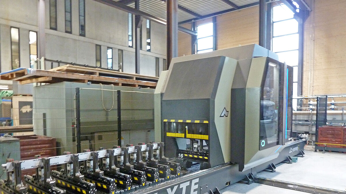 Die bestehenden Infrastrukturen wurden zielgerichtet mit neuen ergänzt. Das Bearbeitungszentrum mit fünf CNC-Achsen (im Bild) und eine Blech-Laser-Schneidanlage gehören zu den kostenintensivsten Investitionen.