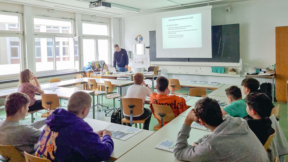 Nicht nur Einblick in die praktische Arbeit: Cyrill Küng informiert eine Klasse über die Aus- und Weiterbildungsmöglichkeiten in den Metallbauberufen.