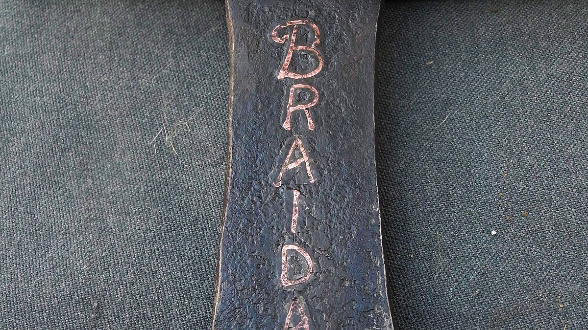 Le nom a été damasquiné par des lettres de cuivre sur la lame. 