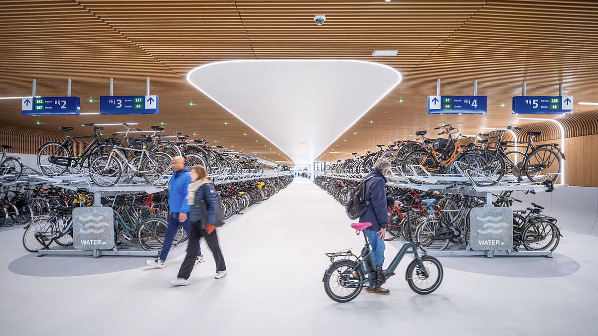 Le parking peut accueillir 4000 vélos.