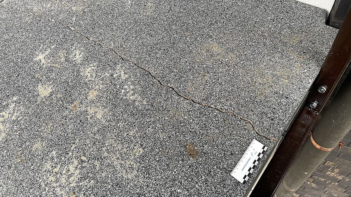 La dalle du balcon n’a pas été montée conformément aux instructions du fabricant. La distance insuffisante avec le corps du bâtiment complique la réalisation correcte de l’étanchéité.