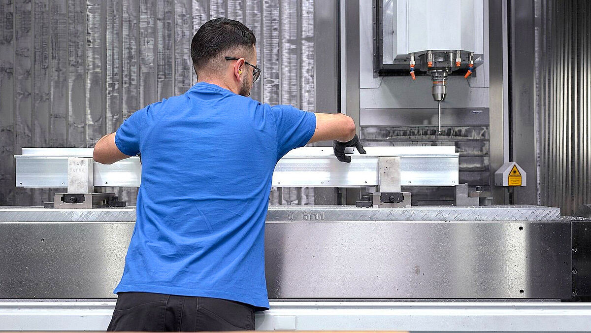 Auf modernen Bearbeitungs-Centern mit hoher Produktivität bearbeitet die Aluminium Laufen AG Liesberg Aluminium-Profile, -Rohre und -Stangen bis hin zum einbaufertigen Serienteil. Damit sparen Kunden Zeit, Kosten und zusätzlichen Arbeitsaufwand.