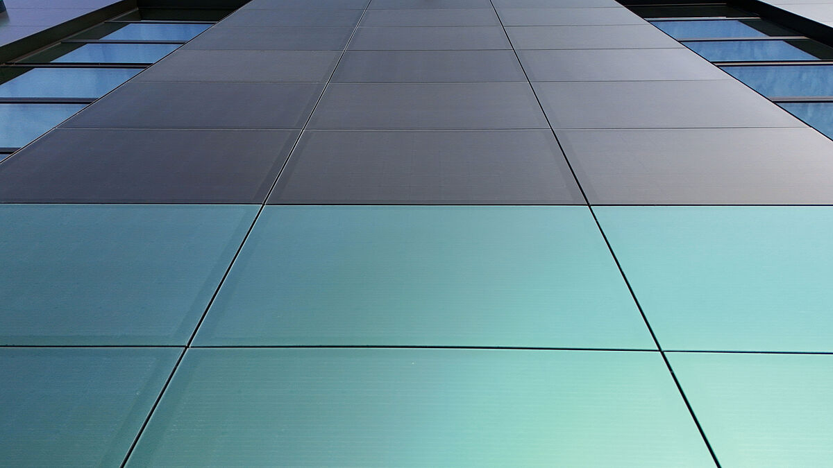 Avec une surface d’environ 900 m 2 , l’installation photovoltaïque de la façade génère 140 kWp. Tous les modules verticaux (verts et anthracite) mesurent 1634 mm de large et 1111 mm de haut.