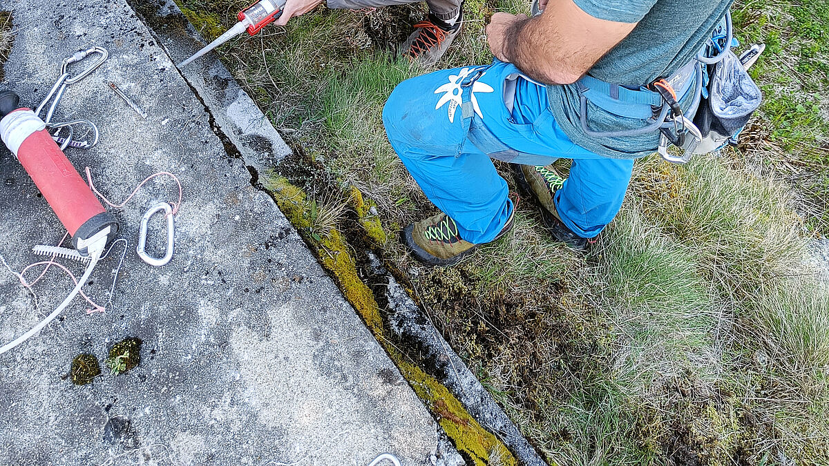 Pour le montage des broches à sceller dans le massif du Saint-Gothard, les grimpeurs ont injecté le mortier d’injection Fischer FIS V 300 T dans les trous de perçage à l’aide d’un appareil d’extrusion.Photo : Max Foos