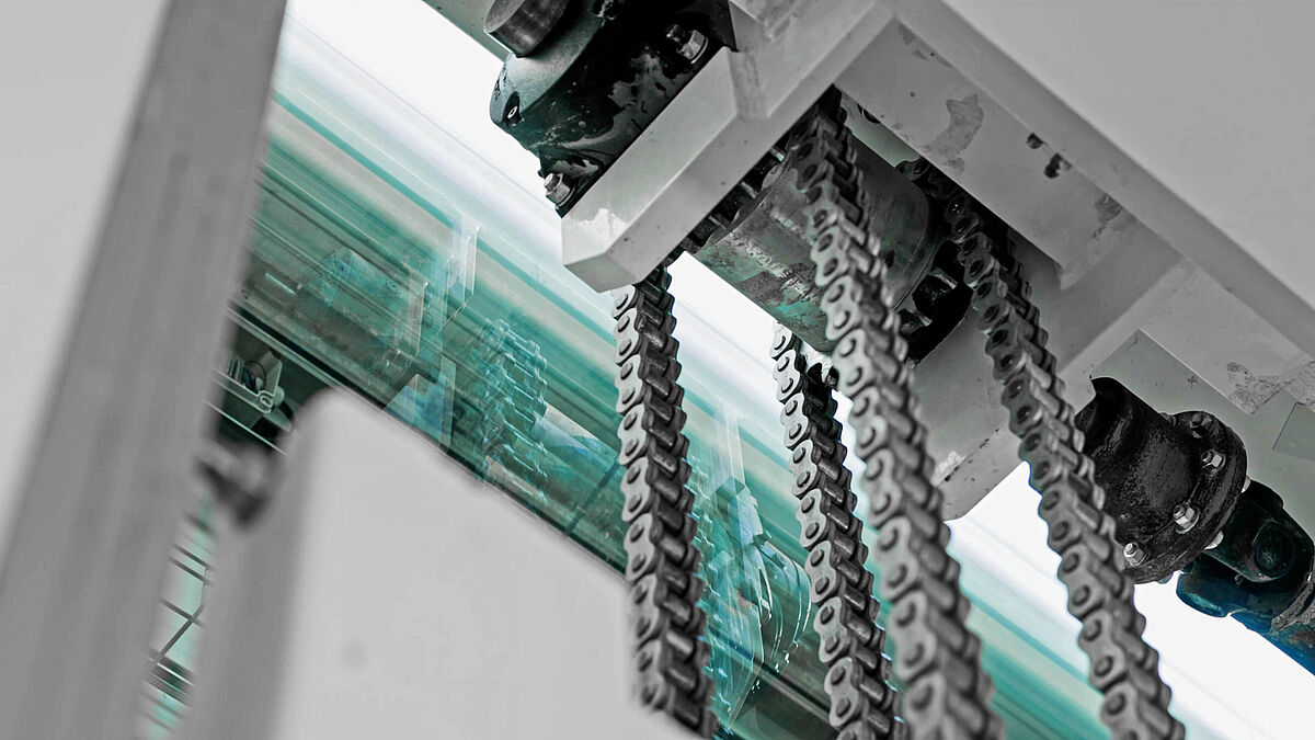 Vue de l’unité d’entraînement avec moteur, arbre et chaîne.