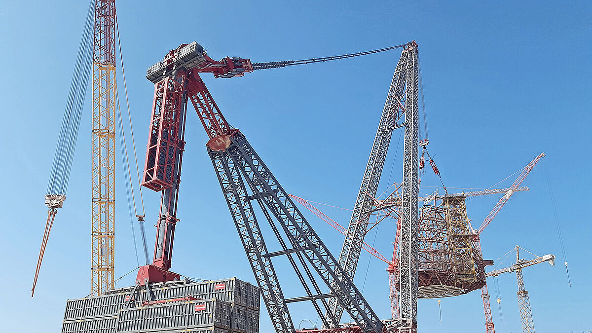 La grue SK de Mammoet soulève avec précision des modules préfabriqués dans le Zayed National Museum.