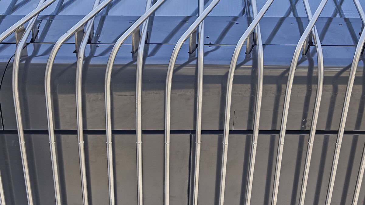 Côté façade, les tiges en biais passent par-dessus les tiges verticales, mais sur la sousface, elles sont toutes au même plan. Photo Joachim Kern