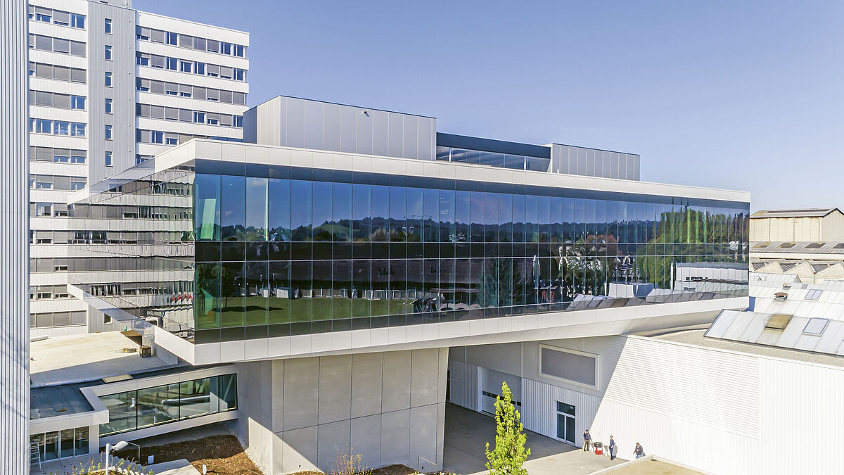 Die elektrochrome Structural-Glazing-Fassade des CUBIC Innovations-Campus der Bühler AG, Uzwil, steuert die Sonneneinstrahlung und damit den Wärmeeintrag. Eine ausführliche Reportage erschien in der «metall» vom Mai 2020. Fotograf: Faruk Pinjo