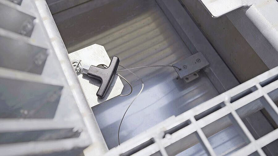 Durch das Ziehen am Seil wird das Aluminiumblech nach oben bewegt und rastet sauber ein. Durch das Ziehen am Seil wird das Aluminiumblech nach oben bewegt und rastet sauber ein.