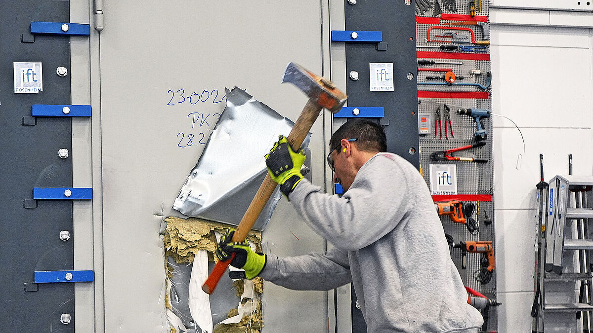 Produktprüfungen nach ift-Richtlinie EI-06/1 «Vandalismushemmende Bauelemente und Einrichtungen».