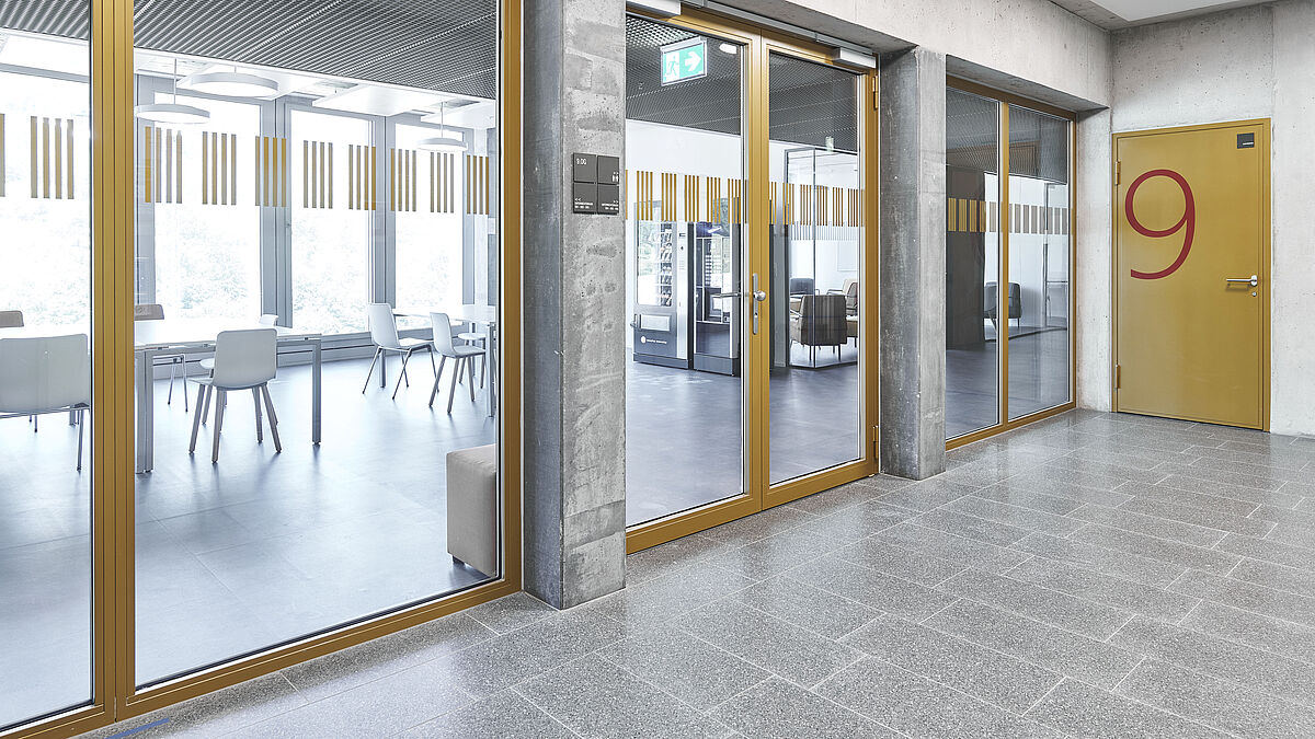 Mit Janisol 2 EI30 konnten multifunktionale transparente Innenabschlüsse und Trennwände mit modernen, filigranen Profilen realisiert werden. Sie entsprechen dabei vollumfänglich dem Brandschutz eines hoch frequentierten Bürogebäudes.