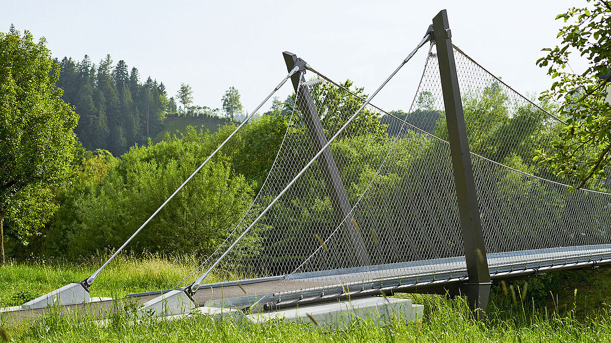 Hängebrücke mit Seilnetzen als Ersatz für Tragseile. Tragseile Ø 26 mm, Zugstäbe M36 und Forte.