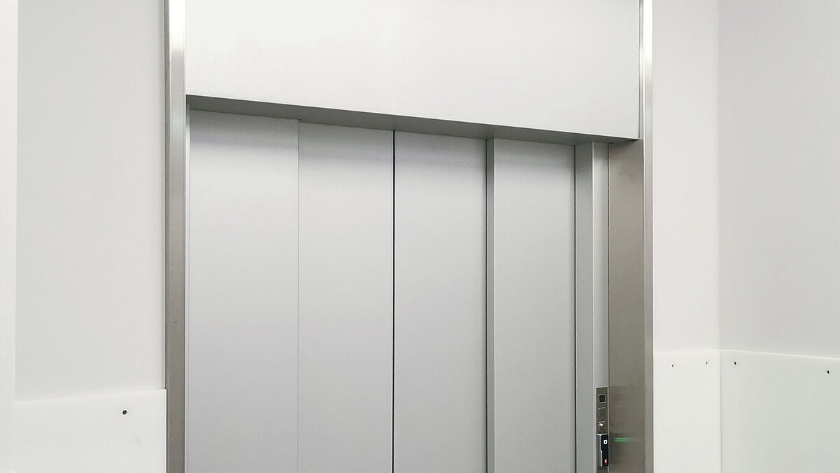 Auch grossformatig möglich: Warenlift mit edler Zargenausbildung.