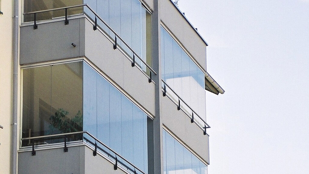 Photo : Solarlux.Malgré des jonctions verticales ouvertes entre les vitres, les vitrages de balcon protègent relativement bien du vent et des intempéries.