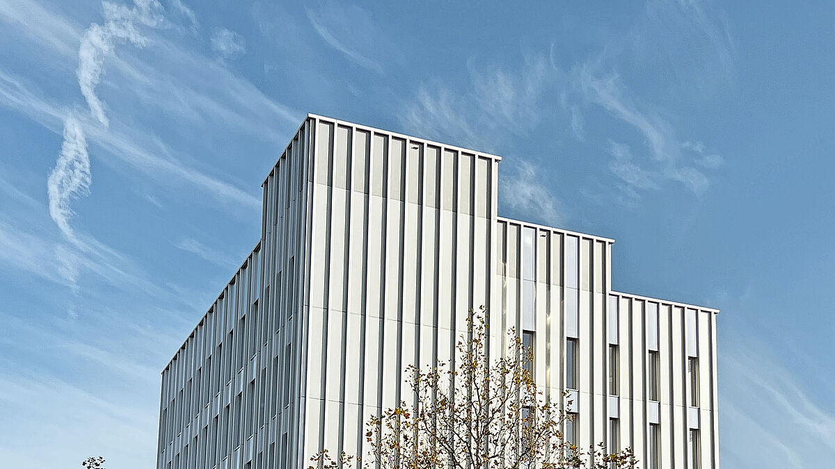 Neue Zentrale von Feuerwehr, Ortspolizei und Gesundheitsnetz Saane in Freiburg.