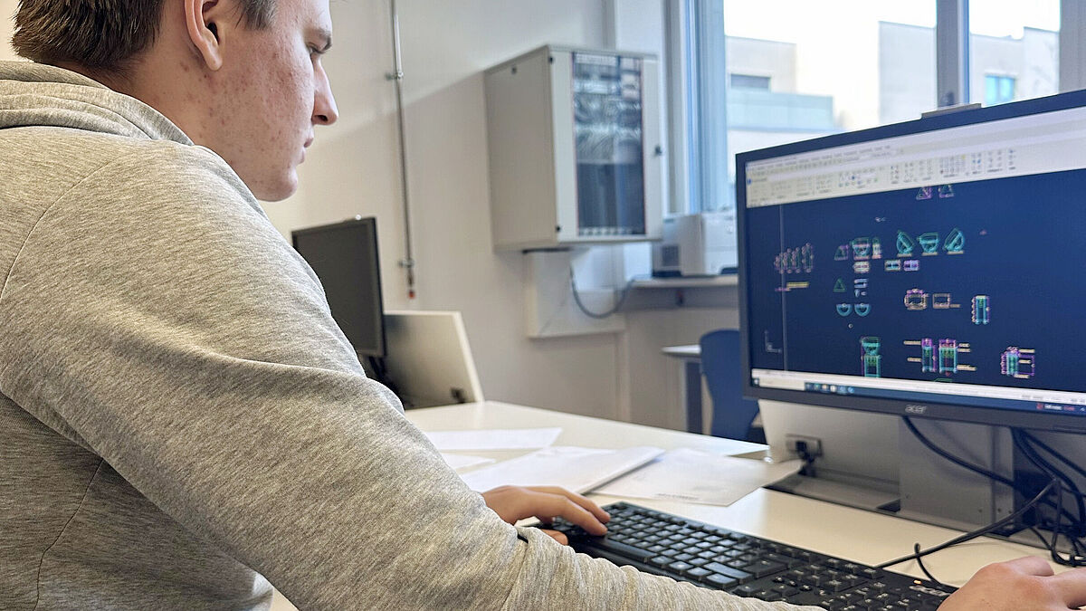 Chaque groupe conçoit et fabrique son décanteur à vin avec le programme de CAO BricsCAD.