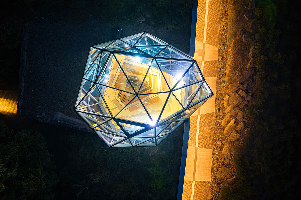 Blick von oben: eine beeindruckende Wirkung auch in der Nacht.