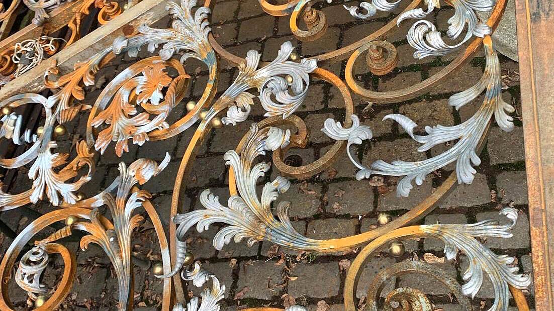 Découpe de porte à l’état brut : les nouveaux ornements (gris) sont encore faciles à distinguer des ornements existants datant de 1898 (rouge). Après le traitement de surface, aucune différence optique n’est plus visible.