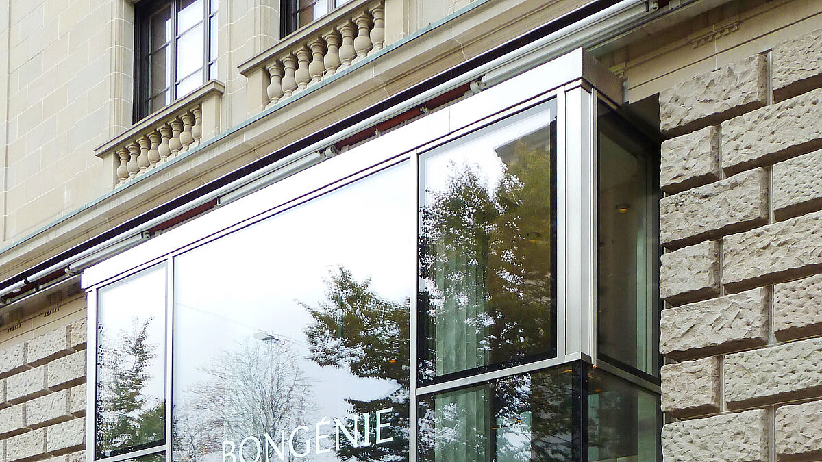 Vitrine géante côté Bahnhofstrasse. Le verre du milieu pèse à lui seul 1,88 t et les angles tout verre s’intègrent parfaitement dans le quartier. Photo : rédaction