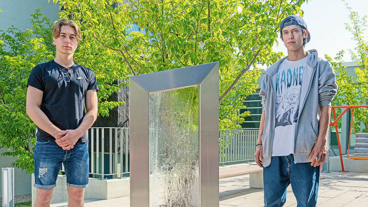 Léon Hawlitzeck (li.) und André Flachsmann konstruierten ein Wasserspiel mit Chromstahlverkleidung, ideal für Garten oder Dachterrasse.