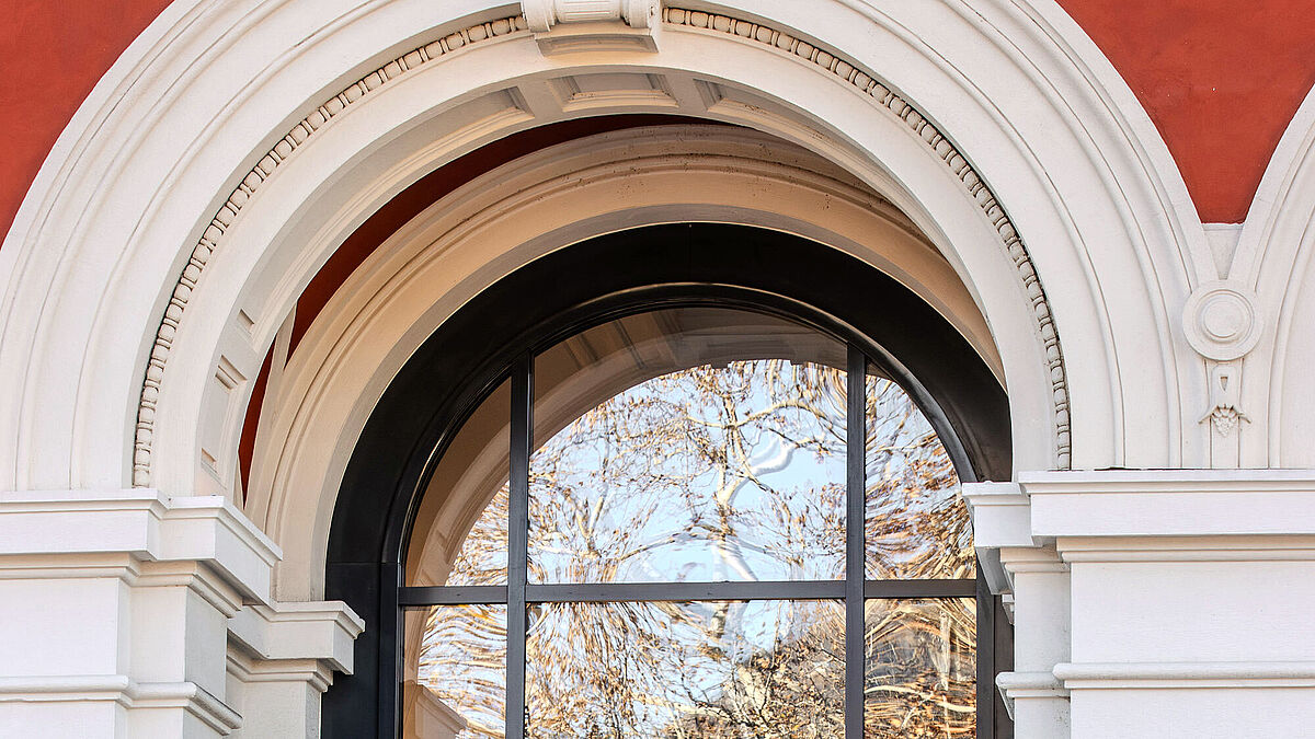 Automatisierte Schiebetüren elegant im Pfosten-Riegel-Element integriert.