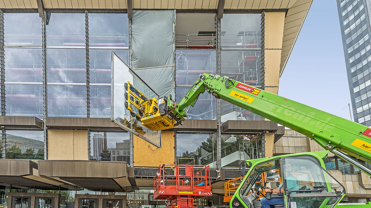 Mit einem Hebekran wurden die neuen Scheiben in die Höhe gewuchtet und eingepasst. Die Halterungen und Rahmen der alten Fassade liessen sich dafür wiederverwenden. 