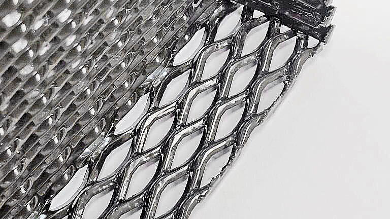 Streckmetall-Modell «Caracas» aus Aluminium, pulverbeschichtet.