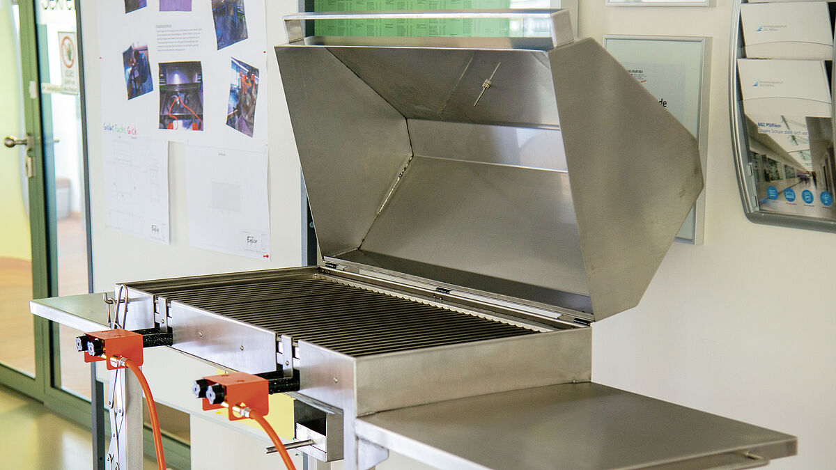 Gewappnet für einen unerwarteten sommerlichen Platzregen: der wasserfeste Grill, komplett aus Chromstahl gefertigt Projekt von Luca Fuchs, Patrick Gick und Fabian Gisler.