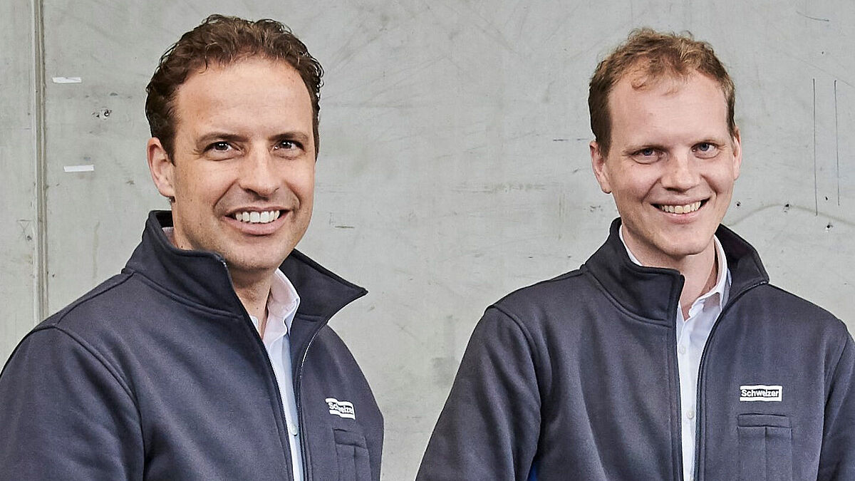 Samuel Schweizer (rechts) ist Vorsitzender der Unternehmensleitung von Ernst Schweizer AG, Roman Berger ist Leiter Gebäudehülle und Mitglied der Unternehmensleitung. Sie führen das Unternehmen zusammen mit dem Finanzchef.