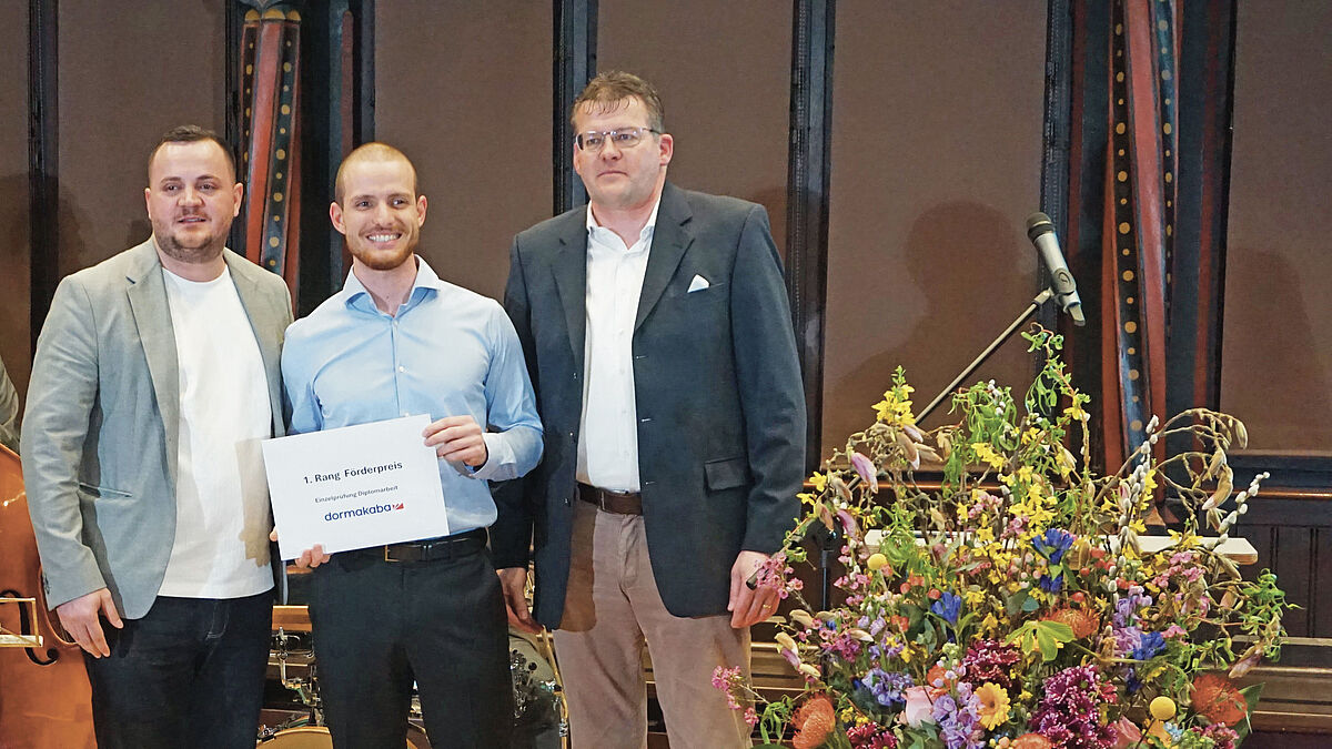 Rafael Jäggi erhält vom Hauptsponsor Dormakaba, Herr Riad Hyseni (links), den Förderpreis.