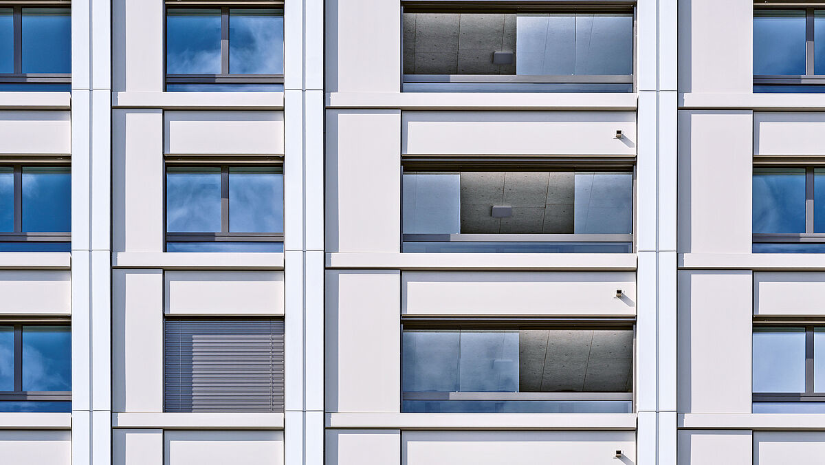 Les balcons vitrés prolongent l’espace de vie à l’extérieur.